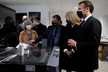 Emmanuel et Brigitte Macron jeudi à l'imprimerie de Michel Catalano, à Dammartin-en-Goële, où les frères Kouachi ont été tués le 9 janvier 2015. 