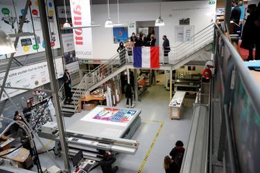 Emmanuel et Brigitte Macron  jeudi à l'imprimerie de Michel Catalano, à Dammartin-en-Goële, où les frères Kouachi ont été tués le 9 janvier 2015. 