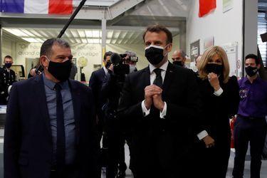 Emmanuel et Brigitte Macron  jeudi à l'imprimerie de Michel Catalano, à Dammartin-en-Goële, où les frères Kouachi ont été tués le 9 janvier 2015. 
