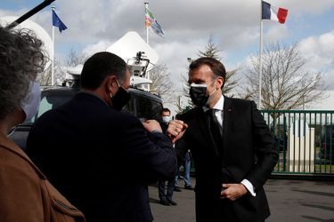 Emmanuel Macron a rendu visite jeudi à Michel Catalano, l'imprimeur de Dammartin-en-Goële, otage des frères Kouachi,  le 9 janvier 2015. 