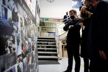 Emmanuel et Brigitte Macron jeudi à l'imprimerie de Michel Catalano, à Dammartin-en-Goële, où les frères Kouachi ont été tués le 9 janvier 2015. 