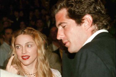 Madonna et John Fitzgerald Kennedy Jr. en 1997. L'idylle, qui aurait déplu à Jackie Kennedy, a encore une fois été brève.