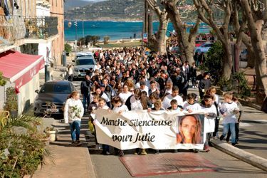 Son fils aîné mène le cortège avec ses camarades, le 9 mars, lors de la marche blanche qui a réuni quelques milliers de personnes à L’Ile-Rousse, en Corse, où Julie vivait.