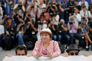 Agnès Varda entourée de Matthieu Chedid et JR à Cannes en 2017