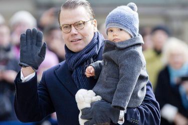 Le prince Oscar de Suède avec son père le prince Daniel, le 12 mars 2017