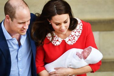 Le prince Louis de Cambridge, deuxième fils et troisième enfant de Kate Middleton et du prince William, avec ceux-ci, le 23 avril 2018