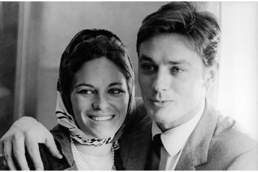 Nathalie et Alain Delon en voyage de noces sur le paquebot "France" où ils ont embarqué le lendemain de leur mariage, en août 1964.