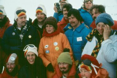 Brigitte Bardot, assistée de Paul Watson (à sa gauche en bleu) pendant la campagne pour les bébés phoques. Ici à Belle Isle au Canada en mars 1977.