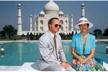 La reine Silvia et le roi Carl XVI Gustaf de Suède au Taj Mahal à Agra en Inde, le 1er octobre 1993