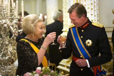 La reine Beatrix des Pays-Bas avec le grand-duc Henri de Luxembourg lors de la visite d&#039;Etat de la souveraine néerlandaise au Luxembourg, le 30 mars 2012