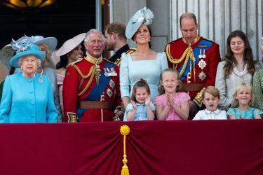 La princesse Charlotte de Cambridge, Savannah Phillips, le prince George de Cambridge et Isla Phillips au balcon de Buckingham Palace avec la reine Elizabeth II, le 9 juin 2018