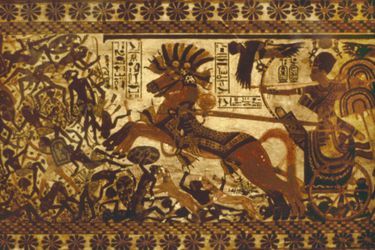 Détail d’une peinture sur un coffre montrant Toutânkhamon dans un char (musée du Caire - 2008) 