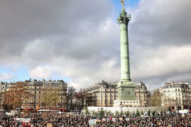 Place de la Bastille à Paris, et dans de nombreuses villes de France, le monde de la culture a dénoncé le "mépris" du gouvernement après l'annonce de la fermeture prolongée des cinémas et des théâtres. 