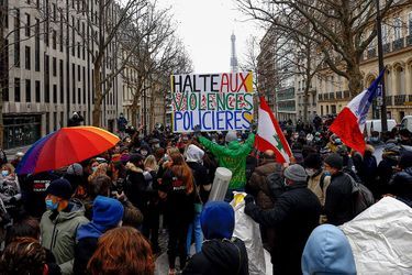 Famille et soutiens de Cédric Chouviat ont entamé dimanche après-midi une marche dans Paris pour honorer sa mémoire.