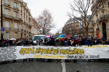 Famille et soutiens de Cédric Chouviat ont entamé dimanche après-midi une marche dans Paris pour honorer sa mémoire.