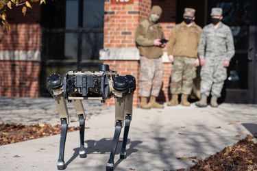 Le robot Vision 60 au côtés dans soldats de l'US Air Force à la Scott Air Force Base, dans l'Illinois.