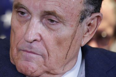 Rudy Giuliani, teinture coulant sur ses tempes, a dénoncé un complot contre Donald Trump lors d'une conférence de presse surréaliste. 