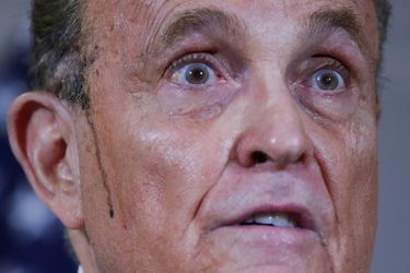 Rudy Giuliani, teinture coulant sur ses tempes, a dénoncé un complot contre Donald Trump lors d'une conférence de presse surréaliste. 