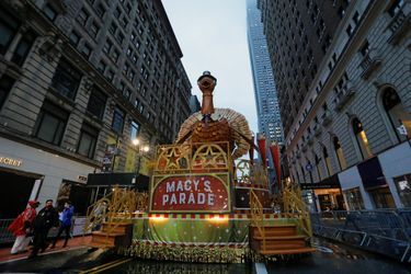 Sans public et sous la pluie, la morose parade de Thanksgiving à New York