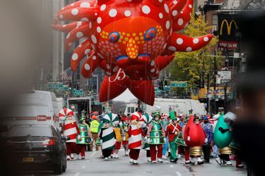 Sans public et sous la pluie, la morose parade de Thanksgiving à New York