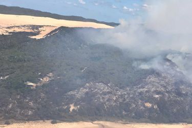 Le service des parcs du Queensland a précisé que les feux brûlaient sur deux fronts et avaient déjà consumé 74.000 hectares, soit 42% de la superficie de l'île. Aucune habitation n'est menacée.
