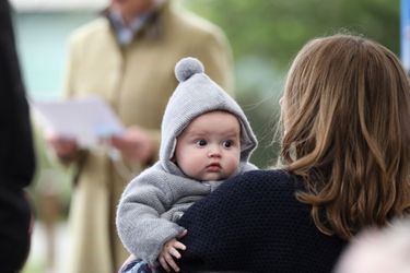 Le prince Charles de Luxembourg dans les bras de la princesse Stéphanie, à Schuttrange le 5 octobre 2020