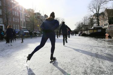 Un dimanche pas comme les autres à Amsterdam, avec comme activité, patins à glace sur les canaux de la ville.