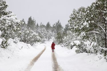 Une femme marche sous la neige dans le village de Krioneri.
