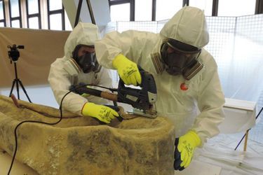 Ouverture en laboratoire des sarcophages en plomb par les équipes de l’Inrap et du Craham (locaux de l’Université de Caen).