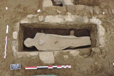 L’un des caveaux, après dégagement du sarcophage en plomb et mise au jour d’un coeur en plomb (fouille de Flers, 2014).