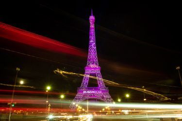 La Tour Eiffel, en rose pour le lancement de la campagne d'Octobre rose. 
