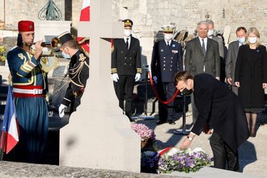 Dépôt de gerbe sur la tombe de Charles de Gaulle. 