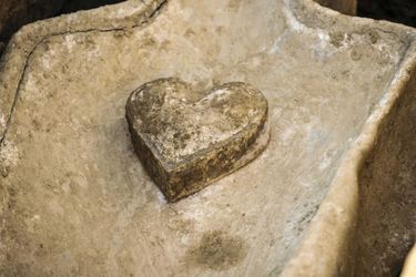 Vue de détail du coeur en plomb posé sur l’un des sarcophages. La présence de cette relique signe en général une pratique d’embaumement, un rituel funéraire réservé aux élites (fouille de Flers, 2014).