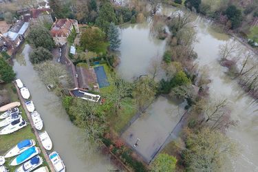 Le magnifique manoir Aberlah House, propriété d'Amal et George Clooney, est toujours submergé par les eaux de la Tamise depuis le passage de la tempête Christoph, fin janvier. 