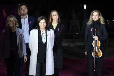 Anne Hidalgo et Anne Gravoin, jeudi lors du lancement d'Octobre Rose avec l'illumination en rose de la Tour Eiffel. 