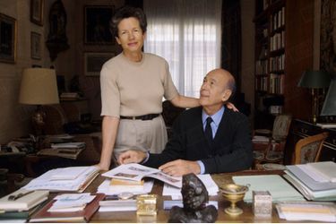 Anne-Aymone et Valéry Giscard d'Estaing dans leur appartement parisien, en septembre 1992.
