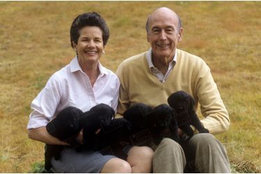 Anne-Aymone et Valéry Giscard d'Estaing avec sur leurs genoux une portée de six chiots labrador, dans leur propriété d'Authon dans le Loir-et-Cher, en mai 1991.