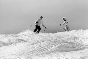 Anne-Aymone et Valéry Giscard d'Estaing skiant lors d'un week-end à Chamonix en avril 1979.