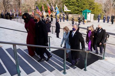 Michelle et Barack Obama, Laura et George W. Bush, Hillary et Bill Clinton au cimetière national d'Arlington, le 20 janvier 2021.