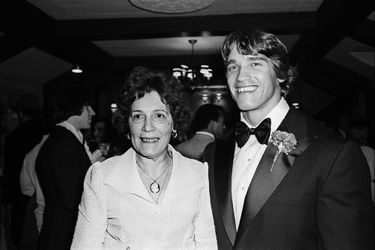 Arnold Schwarzenegger et sa mère Aurelia en 1977
