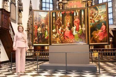 La reine des Belges Mathilde devant un retable de Hans Memling à Bruges, le 23 octobre 2020