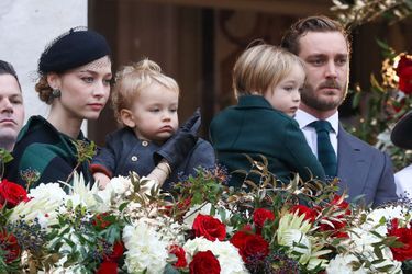 Beatrice Borromeo (en Dior), Pierre Casiraghi et leurs enfants Stefano et Francesco lors de la fête nationale de Monaco en novembre 2019 