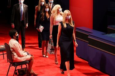 Eric Trump et son épouse Lara, la petite amie de Donald Trump Jr., Kimberly Guilfoyle, Tiffany Trump et Ivanka Trump arrivent, jeudi soir à Nashville.