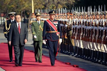 Le roi Harald V de Norvège avec le président chinois à Pékin, le 23 octobre 1997