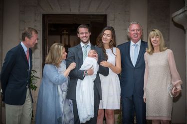 La princesse Claire et le prince Félix de Luxembourg avec leurs parents et leur fille la princesse Amalia, le jour de son baptême, le 17 juillet 2014