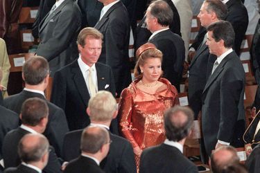 Le grand-duc Henri de Luxembourg avec sa femme la grande-duchesse Maria Teresa, le 7 octobre 2000, jour de son accession au trône
