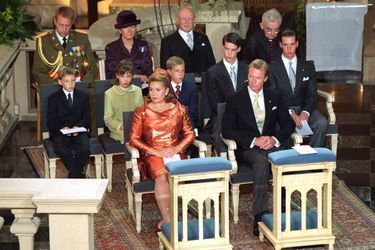 Le grand-duc Henri de Luxembourg avec la famille grand-ducale et la reine Beatrix des Pays-Bas, le 7 octobre 2000, jour de son accession au trône