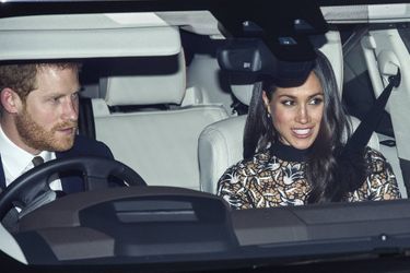 Harry et Meghan en voiture pour se rendre au déjeuner de Noël organisé par la reine au palais de Buckingham à Londres le 20 décembre 2017