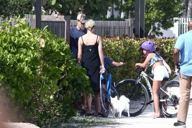 Jared Kushner et ses enfants à la plage à Miami, le 20 février 2021.