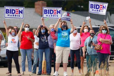 Des partisans de Joe Biden l'attendent à l'aéroport d'Erie, en Pennsylvanie, le 10 octobre 2020.